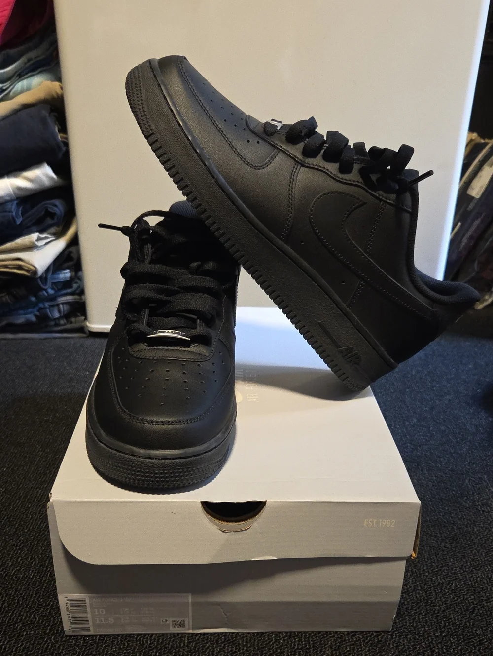 Nike Men’s Black Low-Top Leather Sneakers